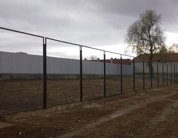 Забор из сетки рабицы на приусадебном участке